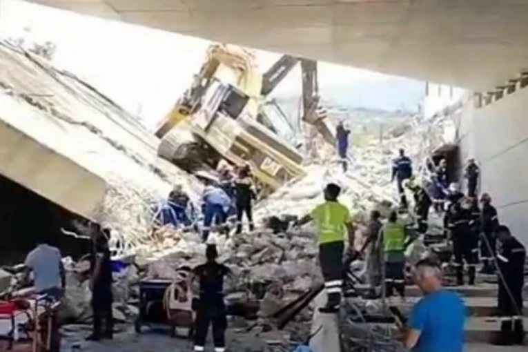 MOST JE PAO NA NAS, ČUDOM SAM PREŽIVEO! Prvi snimci sa mesta NESREĆE u Grčkoj, drama se nastavlja - ljudi i dalje zarobljeni (FOTO/VIDEO)