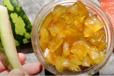 NAPRAVITE SLATKO OD LUBENICE: Potrebna su samo TRI sastojka, OVO nikako ne bacajte u kantu za smeće!  (VIDEO)