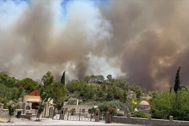 POŽAR UNIŠTIO MANASTIR IZ 17. VEKA! Devet vatrogasnih timova u borbi sa stihijom, naređena masovna evakuacija
