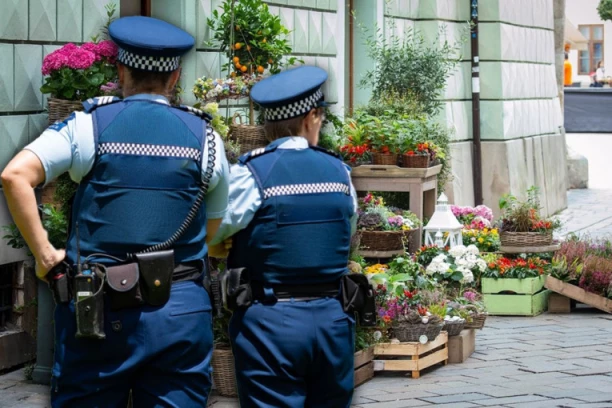 AMPUTIRANI PENIS NAPRAVIO POMETNJU ISPRED CVEĆARE! Misteriozne lutke opkolile odbačeni ud - da li je u pitanju sekta ili demonski ritual?! (VIDEO)