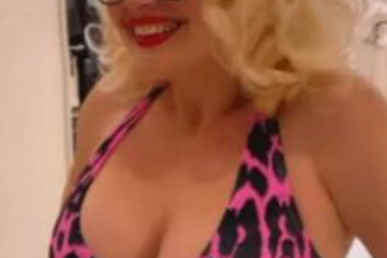 Maja Nikolić šeta u kupaćem