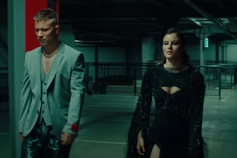 Staša Ivanović u spotu Relje Popovića