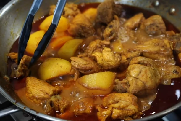 PILEĆI PAPRIKAŠ SA BATACIMA: Pravi VOJVOĐANSKI, meso se TOPI u ustima ako se OVAKO spremi!