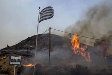 VATRENA STIHIJA PROBILA LINIJU ODBRANE! Grčka i dalje vodi RAT sa plamenom - situacija iz sata u sat sve DRAMATIČNIJA (FOTO)