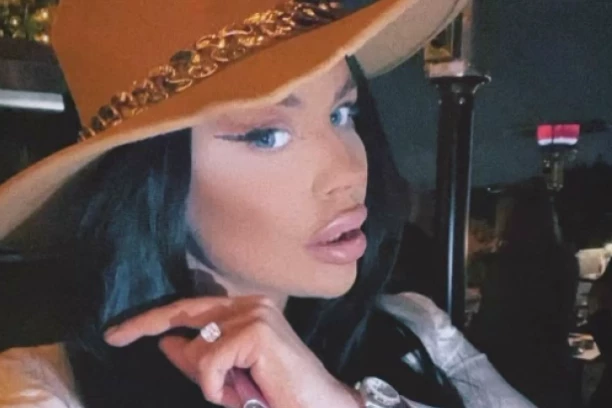 OSVANUO VIDEO VRELE AKCIJE U AVIONU: Bivša zadrugarka potpuno gola, usnimljena otpozadi dok radi OVO!