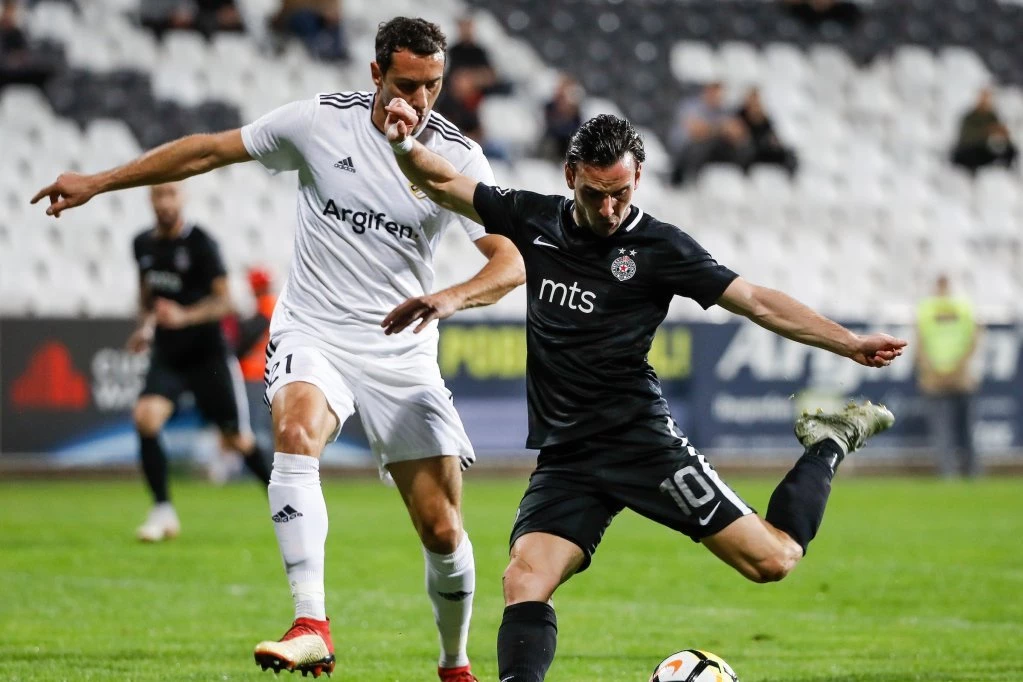 NAJVEĆI TRANSFER LETNJEG PRELAZNOG ROKA: Trofejni fudbaler parafirao ugovor - predstavljaće motornu snagu ekipe u borbi za vrh tabele! (FOTO GALERIJA)