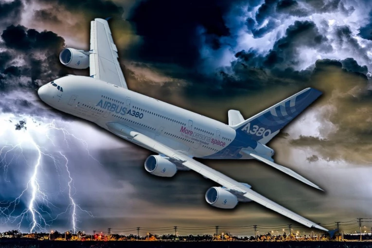 ZASTRAŠUJUĆA SCENA USRED SILOVITE OLUJE! Komadi leda izbušili AVION PUN PUTNIKA - pretrpeo stravična oštećenja (FOTO)