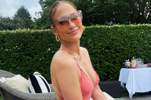 ZAMALO IZGUBILA GLAVU U PUCNJAVI, A SADA U DONJEM VEŠU ŠALJE ROĐENDANSKU PORUKU: Živela kao BESKUĆNIK, a u šestu deceniju zakoračila je izgledom BOGINJE (FOTO)