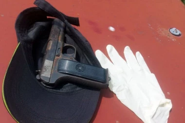 NAPADAČ SA VOŽDOVCA UHAPŠEN SA PIŠTOLJEM U RUCI: Filmska akcija - policija kod njega pronašla zarđalo oružje! (FOTO)
