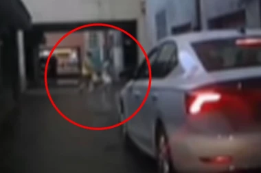 DRAMA U NOVOM SADU! Dečaci bili na putu kada se OBRUŠIO deo BETONSKOG KROVA - kamera sve zabeležila (VIDEO)