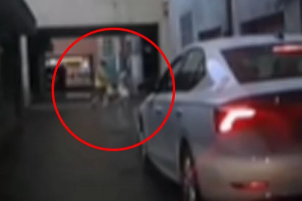 DRAMA U NOVOM SADU! Dečaci bili na putu kada se OBRUŠIO deo BETONSKOG KROVA - kamera sve zabeležila (VIDEO)