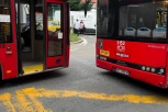 NA KARABURMI SVE STALO! Sudarila se dva autobusa: Stvaraju se gužve, narod se svađa sa vozačem...opšti metež! (FOTO/VIDEO)