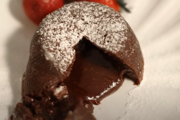 LAVA KOLAČ GOTOV JE ZA 7 MINUTA: Čokoladna fantazija topi se u ustima