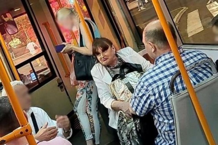 Nada Macura paparaco