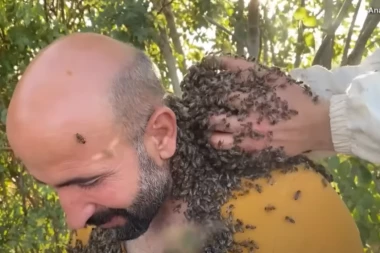 POKRIVA TELO ROJEM PČELA I SVE RADI ZBOG OVOGA: Razlog je fascinantan, a svi se pitaju DA LI JE OVO NORMALNO?! (FOTO)