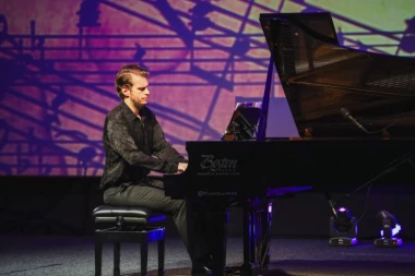 Sa Mozzartom na krilima muzike: Uspešan klavirski koncert Stefana Đokovića oduševio Požarevljane
