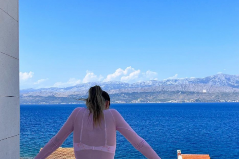 Ela se slika na terasi