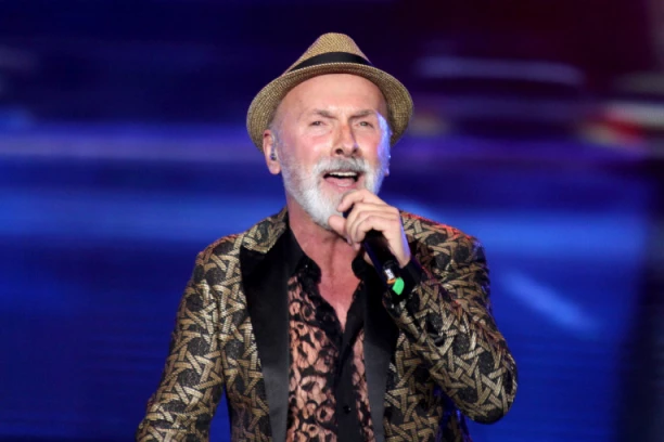 NEKAD PLJUVAO SRBE, A SAD SE DODVORAVA: Dino Merlin OVOM rečenicom započeo koncert, svi su ŠOKIRANI!