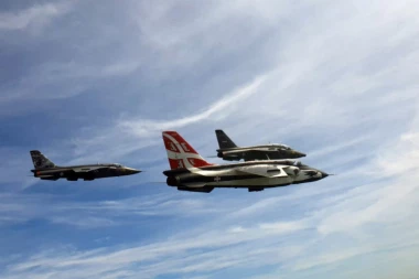 MINISTARSTVO ODBRANE: Obuka u grupnom letenju na avionima tipa "orao" na aerodromu Morava (FOTO)