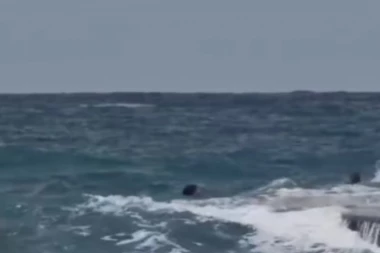 DA LI SU OVI LJUDI NORMALNI? U Crnoj Gori alarmantno: Izdato UPOZORENJE, a kupači ne haju zbog CRVENIH ZASTAVICA (VIDEO)