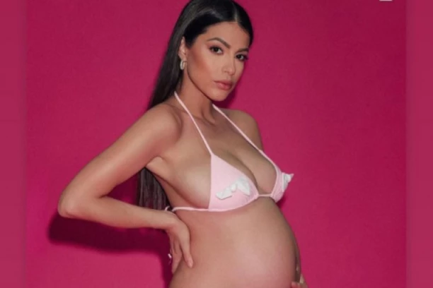 VODITELJKA OBJAVILA PRVU FOTOGRAFIJU ĆERKE: Fanovi ne prestaju da komentarišu, evo na koga podseća beba!