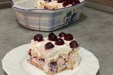 LETNJI KOLAČ SA VIŠNJAMA IMA SAMO TRI SASTOJKA: Fil koji se topi u ustima najlepši je sa podlogom od keksa