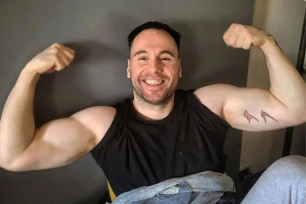 POJAVILA SE GOLA SLIKA ZVEZDANA SLAVNIĆA: Procurila privatna slika iz telefona, OVO će ga dokrajčiti!