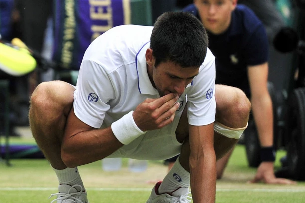 BRITANKA ZARAĐUJE BOGATSTVO ZBOG NOVAKA! Đokovićev reket kojim je OSVOJIO prvi Vimbldon na AUKCIJI!