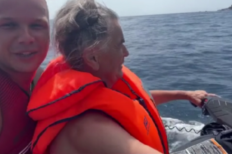 Draško Stanivuković na skuteru sa babom