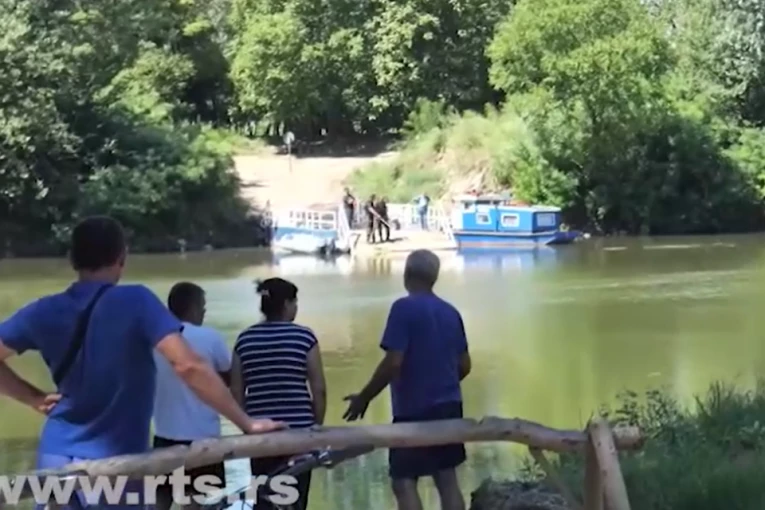 RONIOCI PRONAŠLI TELO RADMILE U MORAVI: Suprug traktorom promašio skelu, pa sleteo u reku