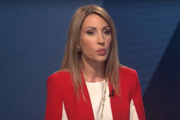 DUBRAVKA ĐEDOVIĆ DOBILA CVEĆE OD OVOG MUŠKARCA: Ministarka nasmejana, a poklon nije od izabranika Damira Handanovića! (FOTO)