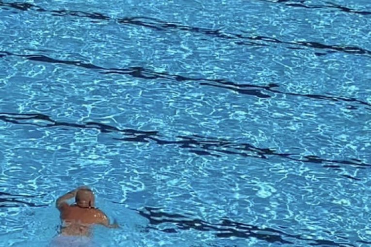 Lepi Mića na bazenu