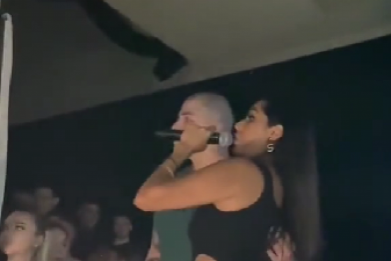 Tanji Savić pokazali srednji prst na nastupu