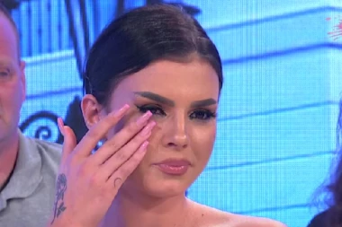 ''UDARIO JE MOJU MAJKU KAD SAM SE PORODILA'': Skandalozni detalji Anitinog odnos sa ocem, bivša zadrugarka se GUŠILA U SUZAMA! (VIDEO)