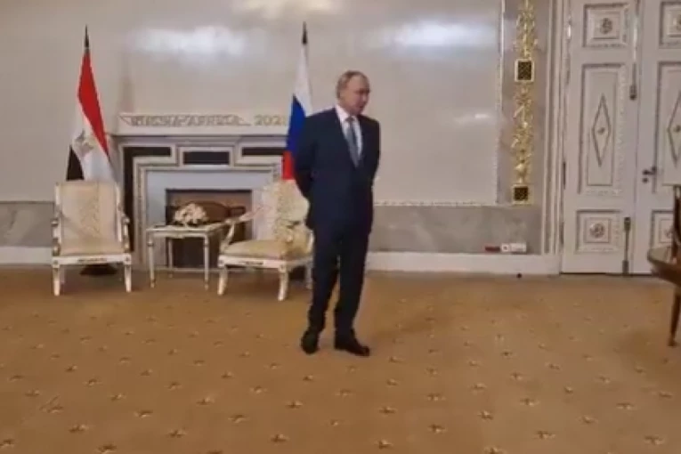 PUTINOVA POJAVA ZABRINULA SVE! Kamera usnimila ČUDNA kretanja ruskog predsednika (VIDEO)