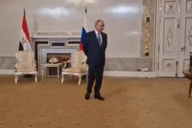 PUTINOVA POJAVA ZABRINULA SVE! Kamera usnimila ČUDNA kretanja ruskog predsednika (VIDEO)