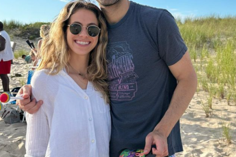 Lusi se slika sa suprugom na plaži