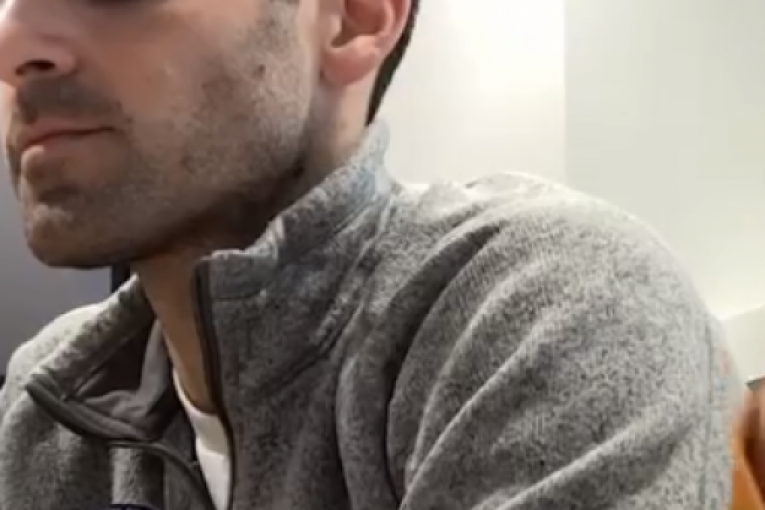 Muškarac koji liči na Novaka Đokovića