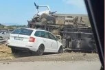 TEŠKA SAOBRAĆAJKA KOD NIŠA: Prevrnuo se kamion, automobil u punoj brzini naleteo na njega! (FOTO/VIDEO)