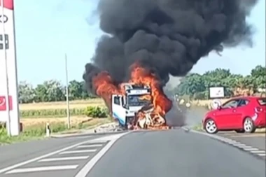 U SAOBRAĆAJNOJ NESREĆI KOD SUBOTICE IZGOREO MUŠKARAC: Napravio KOBNU GREŠKU, plamen progutao oba vozila!