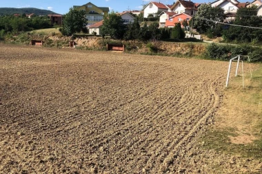 ARANĐELOVAC DOBIJA REPREZENTATIVAN SPORTSKI OBJEKAT: Sve je spremno za sezonu velikih očekivanja - B 2000 napada šampionski pehar i viši fudbalski rang!