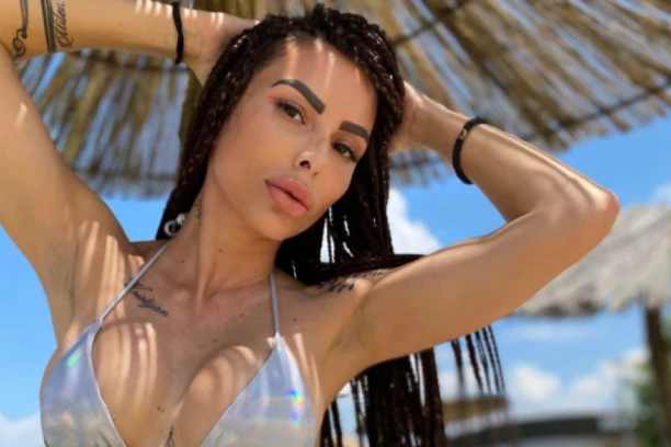 NA SAJTU ZA ODRASLE ZARAĐUJE BRDO LOVE: Popularna pevačica postala SKANDAL MAJSTOR, zbog ovih objava ZGRĆE NOVAC!