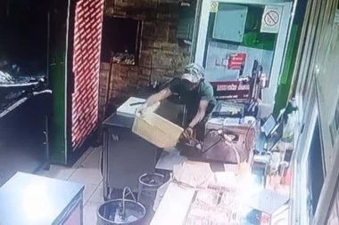 SRAMNO! Ovako se krio u senci, pa ušao u restoran i UKRAO punu kasu - KAMERE SVE ZABELEŽILE (VIDEO)