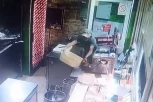 SRAMNO! Ovako se krio u senci, pa ušao u restoran i UKRAO punu kasu - KAMERE SVE ZABELEŽILE (VIDEO)