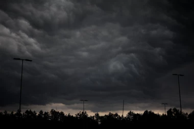 JAKO NEVREME POGODILO HRVATSKU: Grad pod vodom, stabla padaju! HLADNI FRONT JURI KA SRBIJI! (VIDEO)