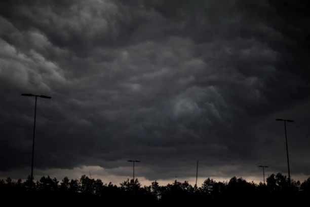 BALKAN POD CRVENIM METEOALARMOM! Stižu orkanski vetrovi i sneg, vreme je OPASNO: Sprema se veliko nevreme, pratite upozorenja