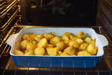 ČITAVOG ŽIVOTA KROMPIR U RERNI POGREŠNO PEČEMO: Kuvari najzad otrkivaju trikove za savšen dodatak jelima!