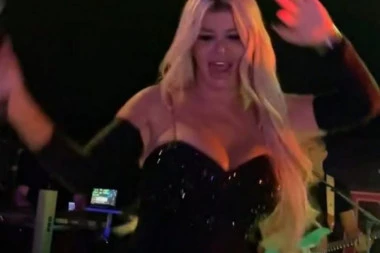 "SAMO DA PEVA, NE MORA ONAKO DA SE OBLAČI..." Daru Bubamaru URNISALE komšije, evo šta kažu gde je NAJVIŠE POGREŠILA