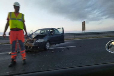 STRAVIČAN UDES KOD RUME! Sudar kombija i automobila, vozila sletela sa puta, delovi rasuti po kolovozu! (VIDEO)