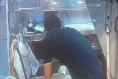 ODAKLE MU SMELOSTI? Krađa na Zelenom vencu usred bela dana - međutim, lopov nije računao na OVO (VIDEO)